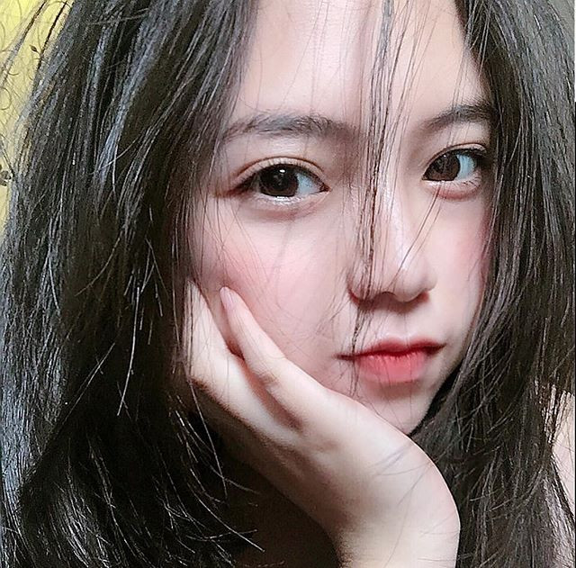Khi mới ngắm ảnh của nữ sinh đến từ Đà Lạt - Thanh Ngân, nhiều người để lại nhận xét rằng cô gái này có gương mặt nhỏ nhắn, làn da trắng, đôi mắt nâu to và đặc biệt sống mũi khi nhìn nghiêng thì vô cùng cuốn hút.