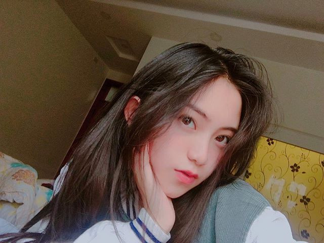 Sau khi bất ngờ nổi tiếng, Thanh Ngân tỏ ra ngại vì bỗng dưng được nhiều người dành sự chú ý. Nữ sinh 10X này cũng cho rằng mình không phải là người nổi bật nhất ở trường vì xung quanh còn có nhiều bạn xinh và tài năng hơn nhiều.