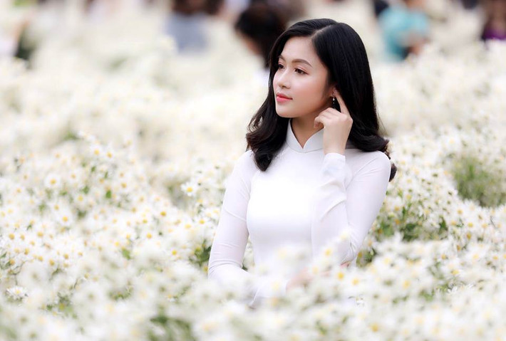 Không chỉ xinh đẹp, Trần Hiền còn sở hữu một thành tích đáng nể khi nhiều năm trung học phổ thông đạt giải học sinh giỏi cấp tỉnh các môn Tiếng Anh, Toán, Hóa Học.