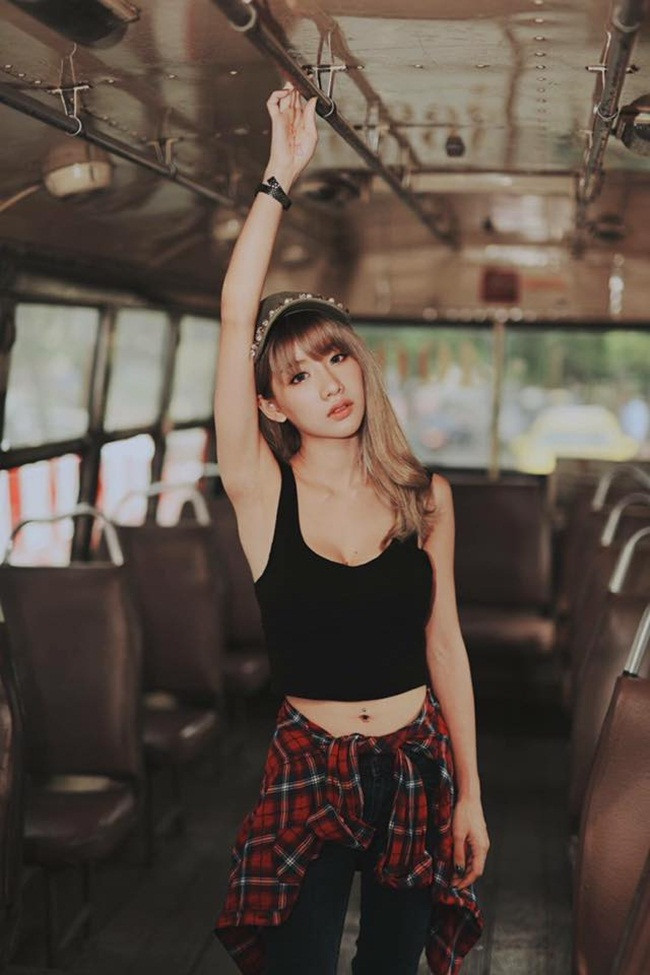 Hot girl Lookgade Chadaporn là một trong những mỹ nữ Thái Lan nổi tiếng nhất thế giới. Được mệnh danh là "Mỹ nữ ngàn năm có một", cô nàng hot girl Thái Lan này gây ấn tượng bởi khuôn mặt chuẩn V-line, sống mũi cao thẳng, đôi môi trái tim cuốn hút, mắt buồn và làn da trắng sứ, mịn màng không tỳ vết.