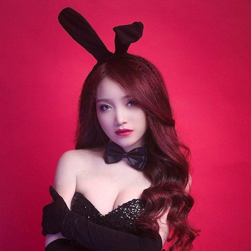 Theo tìm hiểu, bạn gái cầu thủ Vũ Văn Thanh có tên đầy đủ là Phùng Thị Bảo Trân sinh năm 1995, hiện sống tại Gia Lai và làm chủ của một trung tâm chăm sóc sắc đẹp cho chị em phụ nữ tại "Phố Núi".