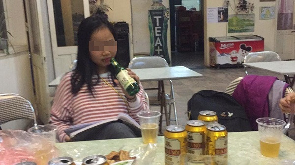 Cầm chai bia, học thuộc văn ngày mai vào phòng thi cho tăng dũng khí để "chém" là điều mà một số bạn trẻ đã tâm sự trên mạng xã hội.