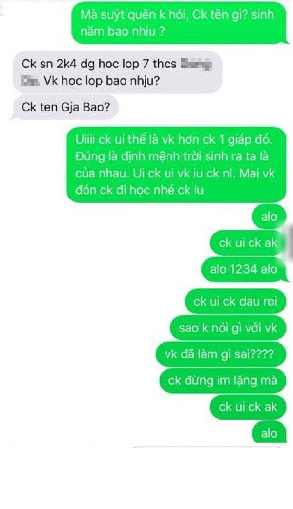 Trong cuộc hội thoại của cô gái trường Báo với anh chàng người yêu đã sử dụng rất nhiều ngôn ngữ đặc biệt gọi là teencode mà chỉ có những người thường xuyên sử dụng mới hiểu được. Theo nữ sinh trên chia sẻ, lúc đầu anh người yêu cũng cười nói vui vẻ, vẫn dịch và đọc được, sau thì không cười nữa mà tỏ cảm giác khó chịu rồi nói lời chia tay.