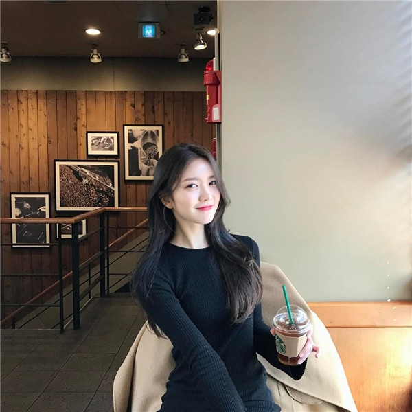 Cụ thể, trên một chương trình giải trí trên kênh sóng truyền hình Hàn Quốc, cả trường quay gần như không thể rời mắt khỏi Kim Ye-rin khi cô nàng này sở hữu một khuôn mặt rất xinh đẹp.