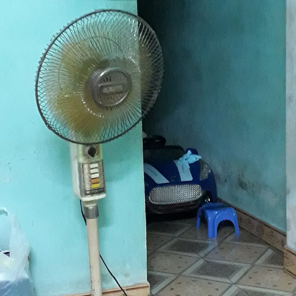 Đi kèm bức ảnh trên là lời bình hóm hỉnh của chủ nhân bức hình: "Quạt này hơn tuổi tao các mày ạ. Bà tao mua từ năm 93 đến giờ, ngày ấy mất gần 2 chỉ vàng để "thỉnh" nó về".