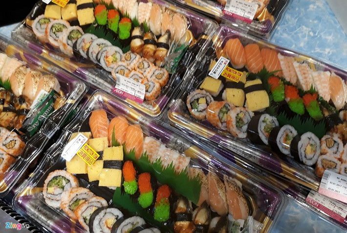 Những hộp sushi, sashimi tươi ngon, đẹp mắt có giá hơn 100.000 đồng tùy loại.