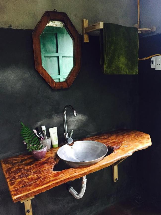 Những trang thiết bị trong Phơri's house khá thô sơ nhưng lại có tính thẩm mỹ vô cùng cao. Từ chậu rửa mặt được tái chế bằng chiếc chảo hay bàn được làm bằng khúc cây.