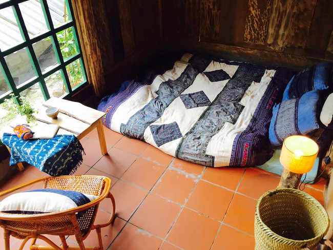 Phơri's house là homestay tọa lạc tại bản Tả Van cách thị trấn Sapa chừng 5 km. Nếu nhìn từ bên ngoài vào có thể thấy rằng, đây chẳng khác gì một ngôi nhà của những người dân tộc bình thường nhưng khi bước chân vào trong mọi thứ sẽ khiến du khách bất ngờ.