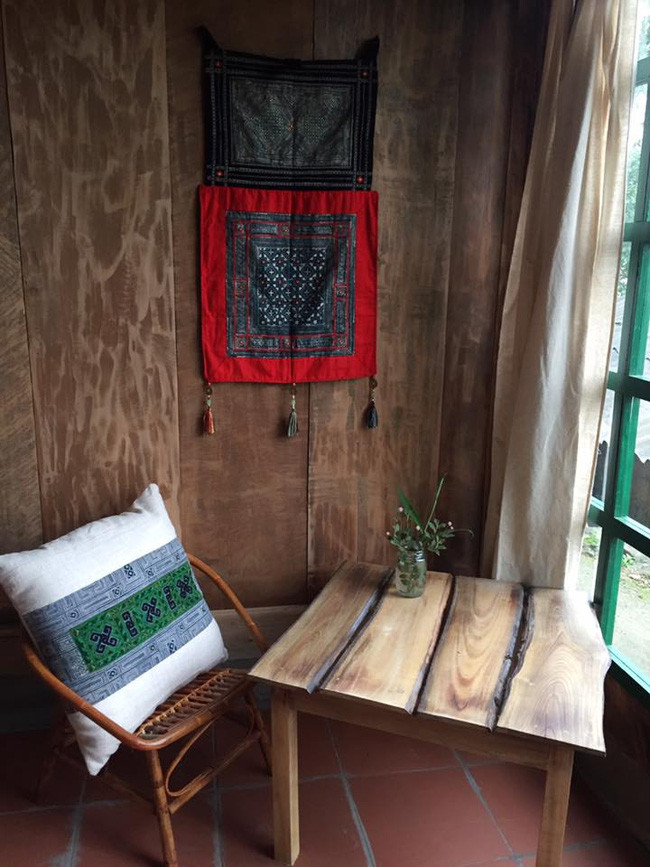 Bước qua những thứ bình dị bên trong, Phơri's house còn khiến nhiều người phải nhớ đến mình bằng khung cảnh bên ngoài với nương ruộng và con suối nhỏ. Hãy nhắm lại và tưởng tượng rằng, trong cái ánh nắng của cuối chiều, bạn ngồi trên những tảng đá to đọc sách, bên tai tiếc nước nước chảy róc rách thì còn gì bằng.