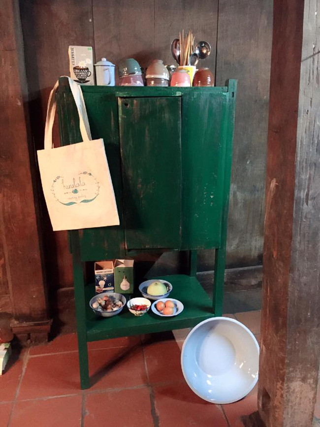 Không chỉ vậy, người chủ của khu homestay dân dã này đã vô cùng tinh ý khi để sẵn những chiếc túi đi chợ bằng thổ cẩm để những du khách có thể tự mình mua sắm thực phẩm và chế biến ngay trong khuôn viên của Phơri's house.