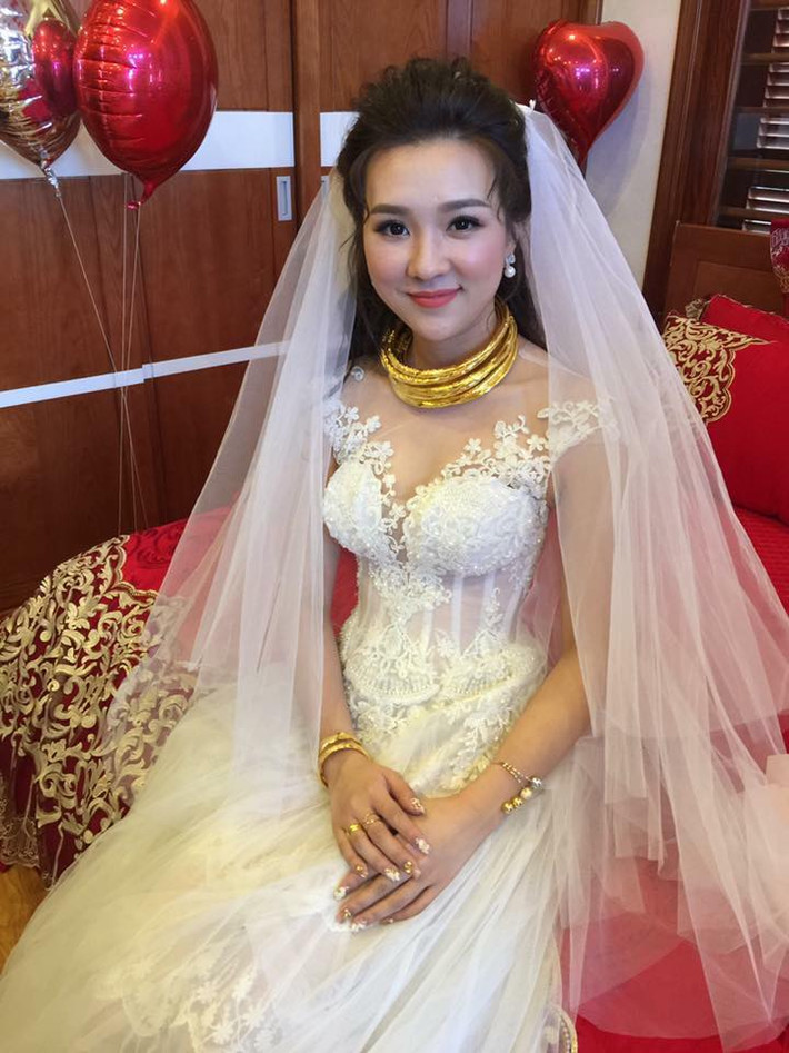 Mới đây trên trang cá nhân của mình, Quỳnh Nga khiến nhiều người bất ngờ khi đăng tải những bức hình lung linh trong ngày cưới của mình. Bên cạnh đó, danh tính chú rể của cô nàng Miss Teen Quảng Ninh này cũng khiến không ít người tò mò.