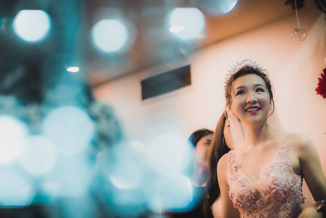 Nụ cười rạng rỡ của Quỳnh Nga khi bước vào phòng cưới. Ảnh trong bài: Facebook nhân vật.