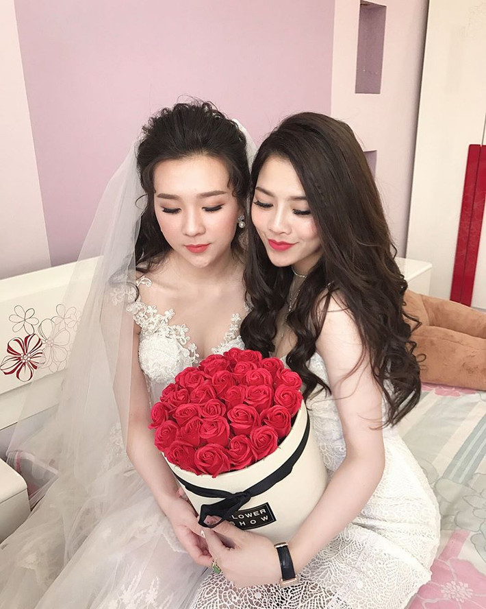 Chính sự hoành tráng trong buổi rước dâu cũng như độ nổi tiếng của Quỳnh Nga khiến trang cá nhân của cô nàng xinh đẹp đất mỏ này trở thành tâm điểm của mọi sự chú.
