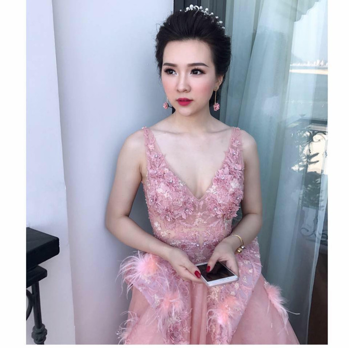 Nguyễn Quỳnh Nga được nhiều người biết đến khi đăng quang danh hiệu Miss Teen Quảng Ninh 2012 với tài năng đi kèm với nhan sắc. Sau một thời gian im hơi lặng tiếng trong làng giải trí, cô gái này gây nhiều bất ngờ khi lên xe hoa về nhà chồng.