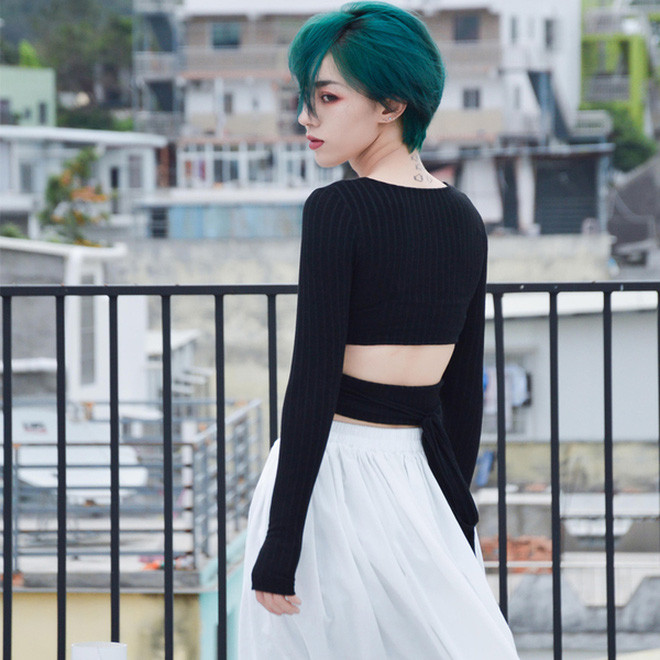 Mái tóc cắt ngắn cá tính, được nhuộm màu xanh nổi bật cùng style trang điểm khá sắc sảo là đặc điểm giúp nhiều người dễ nhận ra Ngộ Không trong đám đông.