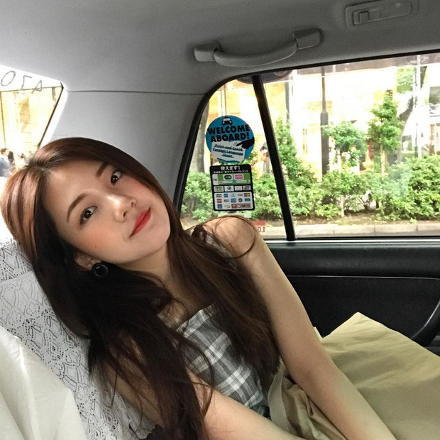 Theo một số nickname nhận xét, khác với nhiều hot girl khác sở hữu làn da trắng nhợt, mắt to môi đỏ một khuôn, nữ sinh Hee Soo xinh theo đúng kiểu con gái Hàn với mắt 2 mí tuy không to nhưng lúc nào cũng cong, hai má tròn tròn phính tăng vẻ dễ thương.