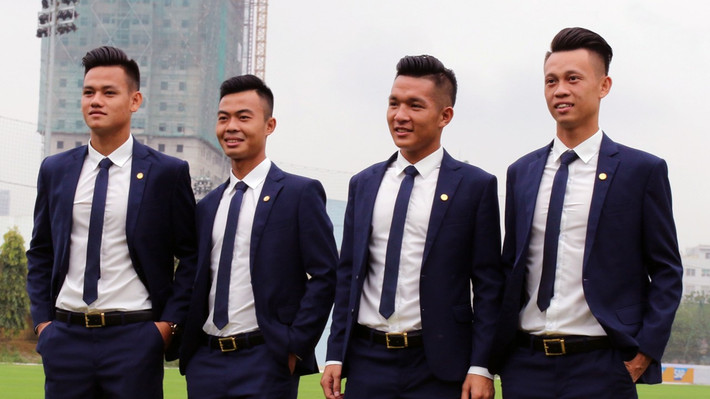 Trong bộ vest màu xanh tím than, áo sơ mi trắng cùng đôi giày tây hàng hiệu, các tuyển thủ U20 Việt Nam trông cực sáng láng và chẳng thua kém gì những "soái ca" được dân mạng tôn thờ.