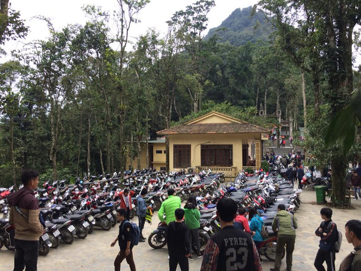 Chia sẻ từ trang cá nhân nickname Hoang Tuan Manh cho hay, anh chàng này có mặt tại Ba Vì vì được bạn bè rủ đi ngắm hoa dã quỳ nhưng ai ngờ lên tới nơi gặp phải cảnh ách tắc, mất rất nhiều thời gian chờ đợi.