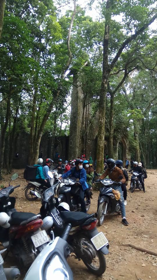 Những địa điểm như nhà thờ đổ hay trạm khí tượng cũng thu hút số lượng rất đông các bạn trẻ ghé thăm khi đến Ba Vì.