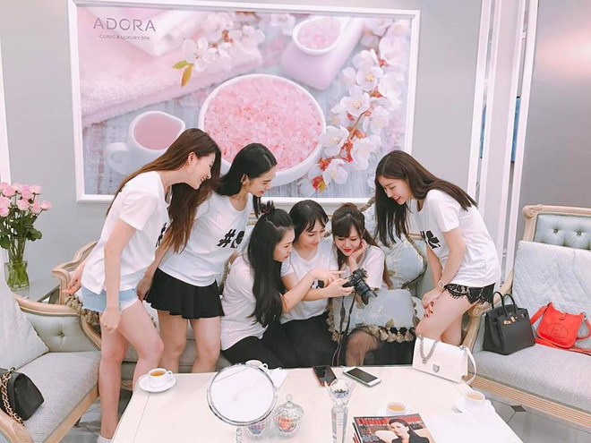 Đăng Thư cũng cho biết thêm mọi người trong hội "hot mom" Sài thành thường xuyên mặc đồ và chụp ảnh trông có vẻ sang chảnh nhưng thực chất ra vì tất cả đều có sở thích chụp hình nên cứ mặc cùng nhau như vậy để "sống ảo". Nhóm các bà mẹ trên chơi với nhau khá vô tư, không phải giàu hay nhiều tiền gì mới chơi với nhau.