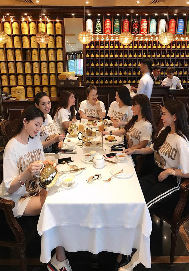 Còn theo thành viên Lam Cúc cho biết, không chỉ các bà vợ chơi với nhau mà chồng của họ cũng nhân cơ hội này tìm được bằng hữu thân không kém các bà vợ của mình.
