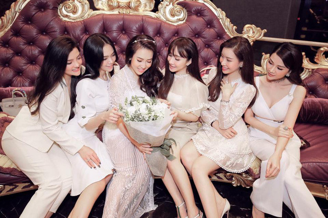 Ước mơ của nhiều người phụ nữ đó là sau khi lấy chồng, sinh con vẫn giữ cho mình được những người bạn thân như thuở còn thanh xuân và được cùng nhau chia sẻ sở thích "yêu chồng chăm con". Mới đây, nhóm 8 hot mom Sài Gòn đã khiến cộng đồng mạng phải ghen tị bởi họ không chỉ xinh đẹp mà còn có một tình bạn rất tuyệt vời.