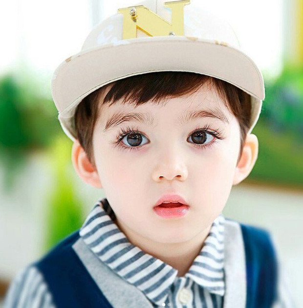 Đôi mắt thiên thần nhí Cooper không chỉ to, trong sáng mà mi mắt còn cực dài và mướt. Điều này khiến cậu bé cuốn hút tựa như những nhân vật trong truyện tranh manga.
