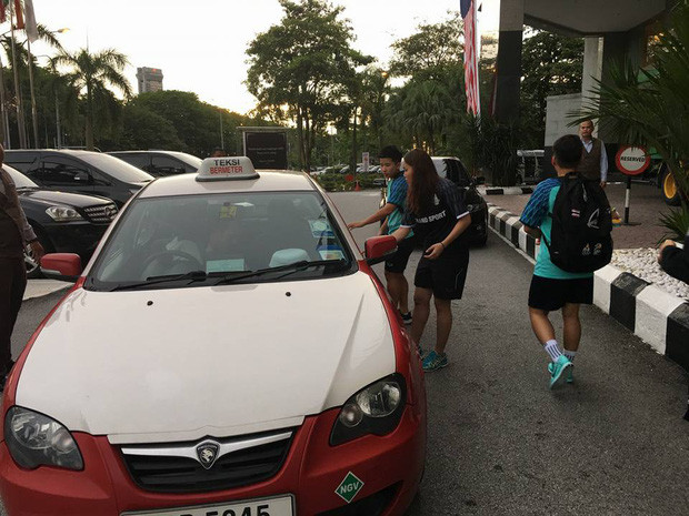 Phía Thái Lan đã buộc phải tự bỏ tiền túi để lần lượt từng người bắt taxi đến sân tập, và đương nhiên, thời gian chờ taxi ở Kuala Lumpur vốn dĩ chậm trễ, thì chuyện đội futsal đến sân tập muộn cũng là điều dễ hiểu. Ảnh: Facebook