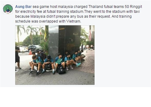 Trước đó, hôm 16/8 đội tuyển futsal Thái Lan đã gặp phải sự cố hy hữu, khi BTC nước chủ nhà không cung cấp xe bus cho đội bóng này đi tập, dù lãnh đạo đội bóng sẵn sàng chi tiền ra để nhờ BTC thuê xe riêng cho họ nhưng chỉ nhận lại được cái lắc đầu từ những thành viên BTC SEA Games 29. Ảnh: Facebook