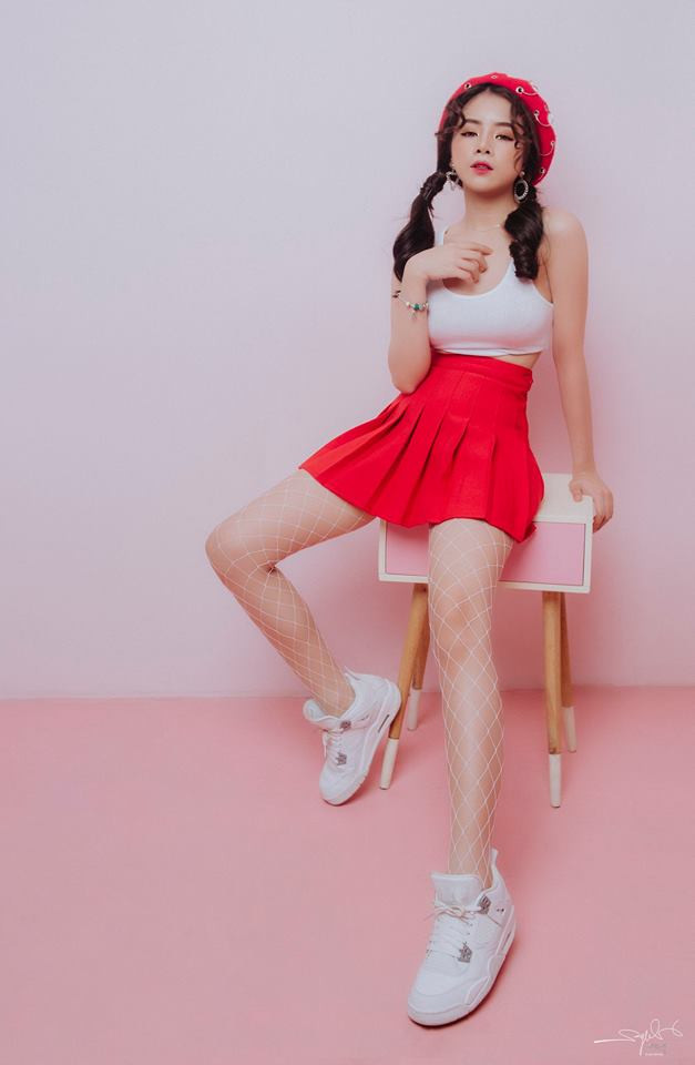 Qua những hội diễn, DJ Mie dần cảm thấy muốn theo nghiệp múa chuyên nghiệp, nên đã tham gia vào các vũ đoàn của tỉnh, vừa biểu diễn kiếm tiền, vừa học. Nhờ vậy, cô bạn này đã tự lo được cho mình dù còn nhỏ tuổi.