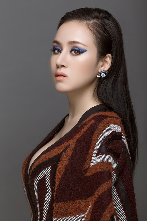 Chia sẻ về việc mình được xuất hiện trên báo chí Nhật Bản mới đây, hot girl xinh đẹp gốc Nghệ An - Bà Tưng bày tỏ trên trang cá nhân của mình rằng cô rất tự hào về những gì mình đã làm để trở thành một người mẫu, được nhiều bạn trẻ mến mộ, Bài báo trên như một nguồn khích lệ giúp cô cố gắng hơn trên con đường nghệ thuật sắp tới.
