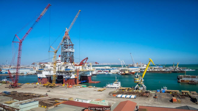Sự thịnh vượng: Azerbaijan tiếp tục phát triển kinh tế từ nguồn nhiên liệu được tìm thấy dưới mặt đất. Khí đốt tự nhiên là mối đe dọa thường trực, nhưng nó cũng là nguồn tài nguyên mang lại sự thịnh vượng. Azerbaijan đã bắt đầu khai thác dầu mỏ từ năm 1846 vì quốc gia nay nằm trên một trong những nồi áp suất tự nhiên lớn nhất thế giới.