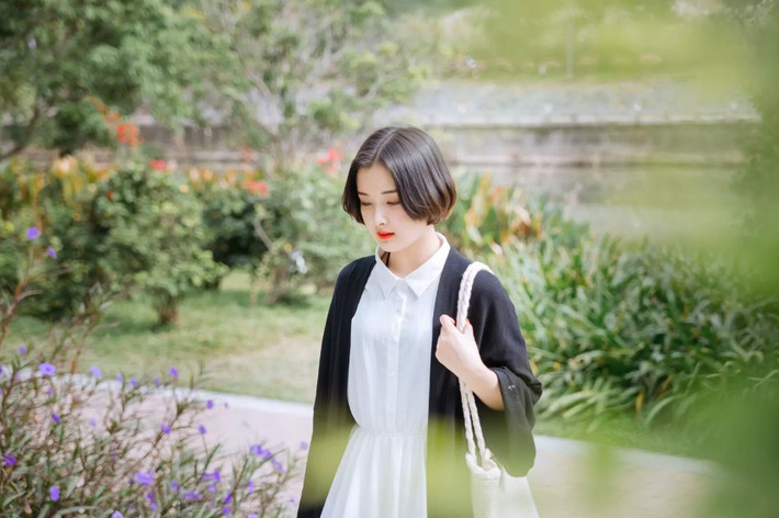 Đóa Nhi sở hữu một gương mặt tròn bầu bĩnh rất đáng yêu, mái tóc ngắn, làn da trắng và đôi mắt to càng khiến cô bạn nhìn trẻ con và xinh xắn hơn.