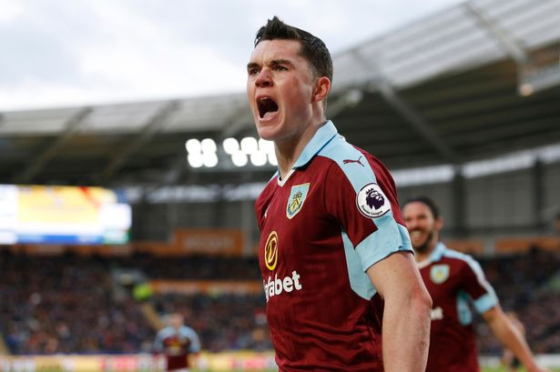 Man Utd muốn biến Keane thành Pogba thứ hai: Vào tháng 1/2015, M.U đã để Keane tới Burnley với mức giá rẻ mạt 2,5 triệu bảng. Ở sân Turf Moor, cầu thủ 24 tuổi này nhanh chóng tìm được chỗ đứng, phát triển thành một hậu vệ đầy tài năng. Màn trình diễn xuất sắc của Keane đã thu hút được sự chú ý của Everton, Liverpool và Chelsea. Mới đây, M.U cũng đưa cầu thủ cũ của mình vào danh sách chuyển nhượng mùa hè. Ảnh: Manunited.com