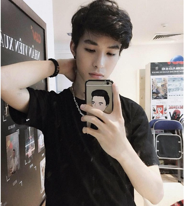 Bên cạnh đó, nhiều cô nàng còn sẵn sàng "nhận vơ" Nghĩa Yuno là "chồng" và bàn tán sôi nổi dưới những bức ảnh chụp lén chàng trai thu ngân rạp chiếu phim này.
