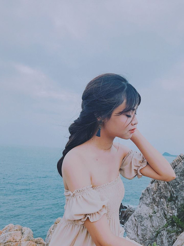 Công Việc của Thanh Thư là phụ trách vấn đề làm thẻ cho giới truyền thông và các thành viên đoàn thể thao Việt Nam tại SEA Games. Thư cho biết, có những hôm cô phải thức tới 3h sáng để làm việc.