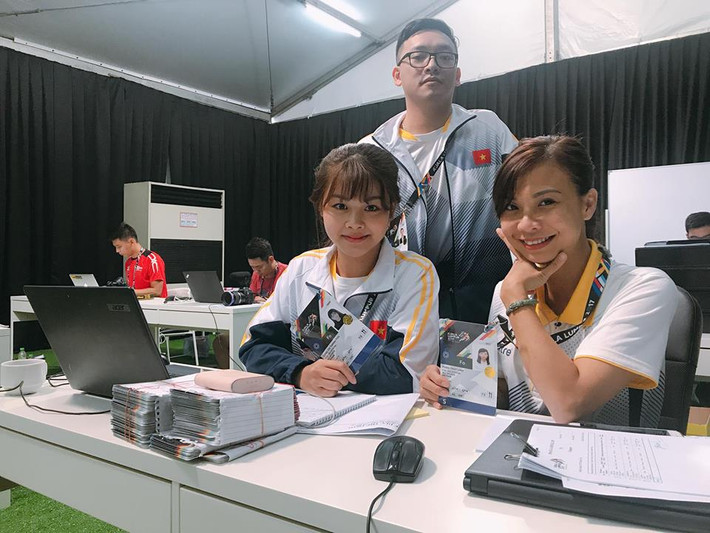 Nữ cán bộ xinh đẹp của đoàn thể thao Việt Nam tác nghiệp tại SEA Games được nhắc tới đó là Đặng Thanh Thư. Từng là gương mặt nổi tiếng xuất hiện trên nhiều chương trình thể thao của VTV nhưng hiện giờ cô bạn xinh đẹp này đang làm cán bộ truyền thông.