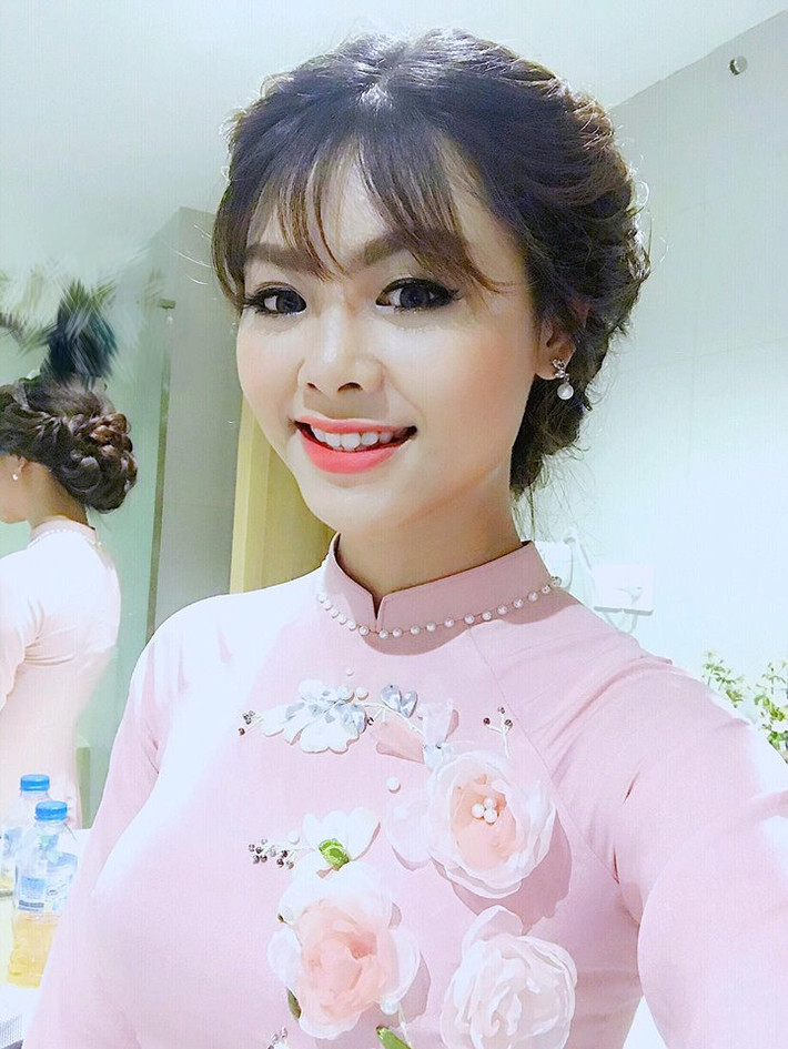 Trong những ngày qua, cô gái có khuôn mặt xinh xắn này đã giúp đỡ rất nhiệt tình các phóng viên Việt Nam khi gặp trục trặc về vấn đề thẻ tác nghiệp tại các địa điểm thi đấu SEA Games 29.
