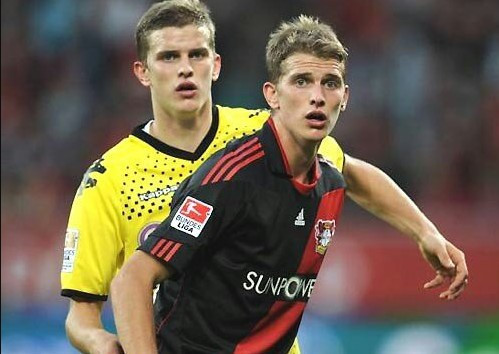 Leverkusen hợp nhất anh em nhà Bender: Tiền vệ thuộc biên chế Dortmund, Sven Bender chuẩn bị tiến hành kiểm tra y tế trước khi chính thức trở thành người của Leverkusen. Tại BayArena, anh sẽ được đoàn tụ với người anh em song sinh Lars Bender. Theo Goal.com, Leverkusen sẽ phải trả cho Dortmund 15 triệu euro để hoàn tất thương vụ này.