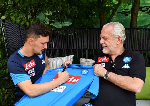 Roma đẩy người sang Napoli: Đêm qua theo giờ Việt Nam, twitter chính thức của Napoli đã đăng tải dòng tweet chào mừng Mario cùng hình ảnh anh kí tên lên áo đấu Napoli dưới sự chứng kiến của Chủ tịch Aurelio De Laurentiis. Mario Rui sẽ gia nhập Napoli theo dạng cho mượn với giá 3,75 triệu Euro/mùa kèm điều khoản mua đứt 5,5 triệu vào năm sau. Ảnh: Calcio