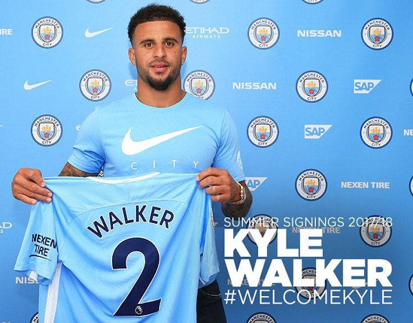 Man City chốt nhanh sao Tottenham: Sau nhiều nỗ lực trên bàn đàm phán, Man City đã chính thức thuyết phục thành công Tottenham Hotspur "nhả người". Trước khi thương vụ bất ngờ được công bố ít giờ trước thì có rất ít người kỳ vọng rằng Man City sẽ có được hậu vệ Kyle Walker với giá 45 triệu bảng. Ảnh: Manchester Evening News