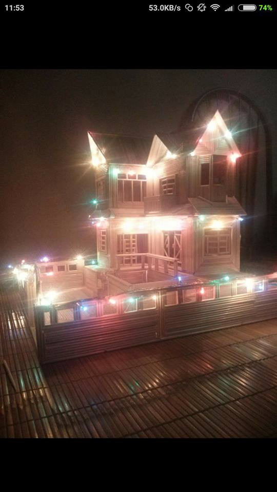 Thậm chí không ít anh chàng cũng lên mạng “góp vui”, đăng ảnh khoe thành quả dựng nhà tăm handmade. Ảnh: FB Quân Nguyễn