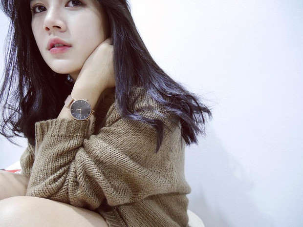 Trên trang cá nhân của mình, thỉnh thoảng cô nàng 26 tuổi cũng chia sẻ hình ảnh của ông xã và con gái mình lên trang cá nhân nữa.