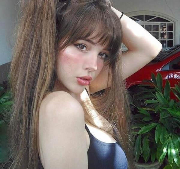 Hiện tại trang Facebook cá nhân của hot girl Brazil có hơn 116.000 lượt theo dõi, Twitter là hơn 77.000 người.