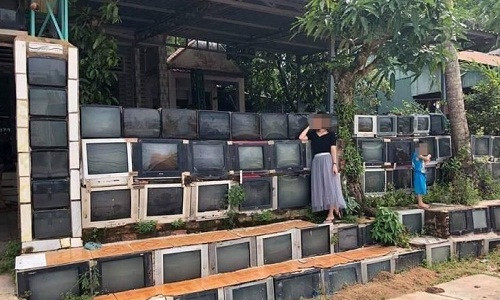 Những hình ảnh về ngôi nhà trên đảo Hòn Thơm (Phú Quốc) có hàng rào xây từ nhiều chiếc ti vi cũ vừa xuất hiện trên trang Odditycentral. Ảnh: Thánh Tiên.