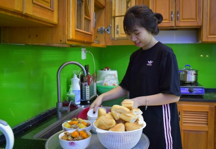 Khu bếp không rộng nhưng đầy đủ tiện nghi. Ảnh: Zing.