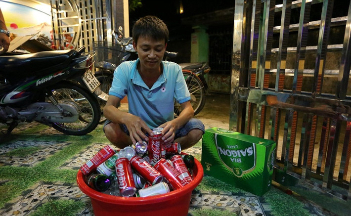 Ngay sau cánh cổng lớn là khoảng sân nhỏ trước nhà. Ảnh: Zing.