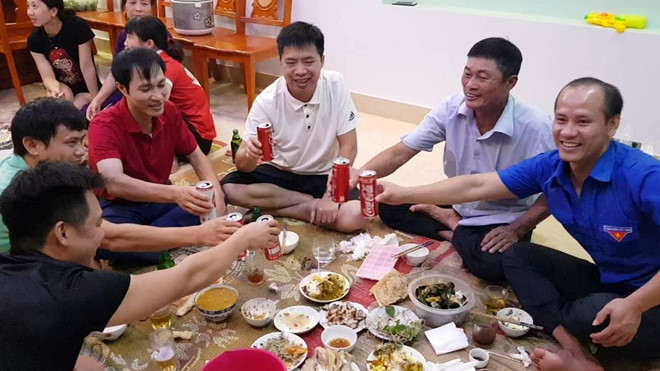 Từ khi ghi dấu ấn trong màu áo đội tuyển Việt Nam, nhà riêng của tiền đạo Văn Toàn trở thành điểm xem bóng đá tập thể mỗi trận đấu lớn của anh. Ảnh: Zing. Video: Văn Toàn ghi bàn thắng vàng giúp U23 VN thắng U23 Syria 27/8. Nguồn: Youtube.