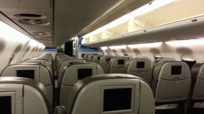 Bên trong Embraer 190 có thiết kế 100 ghế ngồi cho hành khách. Ảnh: Youtube.
