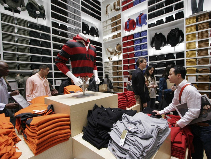 Uniqlo là một công ty thiết kế, may mặc và bán lẻ trang phục thường ngày của Nhật Bản. Phát triển mạnh mẽ trong hơn một thập kỷ qua, Uniqlo trở thành nhà bán lẻ quần áo lớn nhất châu Á. Ảnh: BI.